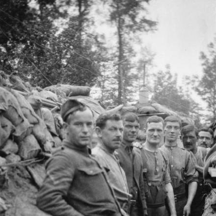 Battaglia di Festubert. Truppe della Compagnia 'B'  Scottish Rifles in una trincea nel settore Bois-Grenier, maggio 1915. © IWM Q 51648