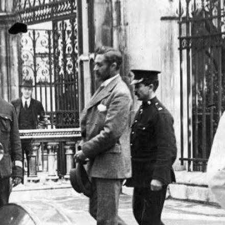 Roger Casement lascia il Tribunale a Londra prima della detenzione nel 1916. Fonte: The Irish Time