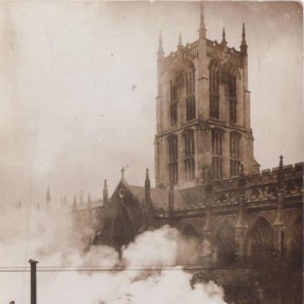 L'Edwin Davis Store, di fronte alla Holy Trinity Church, dopo i raid Zeppelin ad Hull, in Gran Bretagna