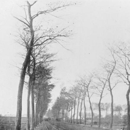 La vista lungo la strada Ypres-Menin guardando verso Hatte, nota come "Hell-Fire Corner", novembre 1914.  © IWM Q 50704