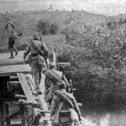 Soldati serbi attraversano il fiume Kolubara durante la battaglia di Kolubara (1914). © Wikipedia  - Author unknown - public domain