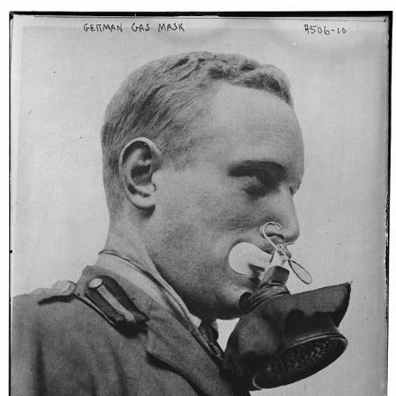Soldato tedesco che indossa una maschera antigas. © Congress Library pnp_ggbain.26284