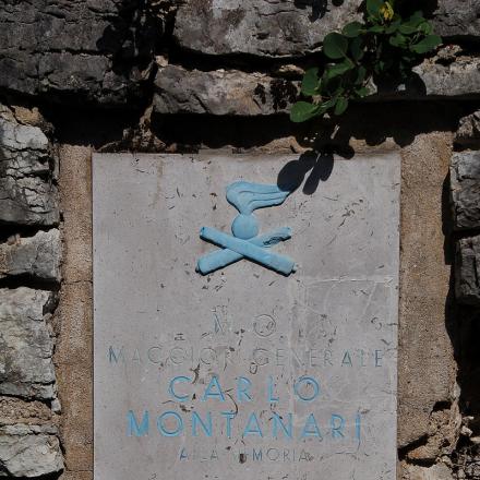 Lapide commemorativa del maggiore generale Carlo Montanari posta sulla Strada degli Artiglieri, nella zona monumentale istituita dal Ministero Italiano della Difesa nel 1967, in località Costa Violina a Rovereto (TN).  