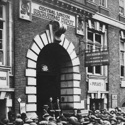 Fila di volontari fuori da un ufficio di reclutamento di Londra, 1915
