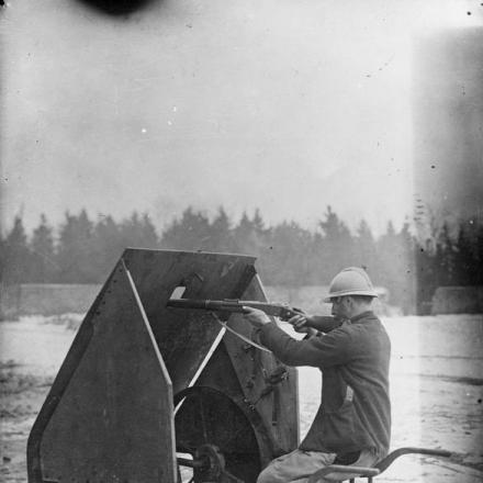 Un fuciliere francese dietro uno scudo corazzato mobile nell'area dell'Aisne, 10 febbraio 1916. © IWM Q 45930