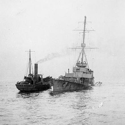 Un rimorchiatore a fianco del relitto dell'incrociatore HMS ARETHUSA,  gravemente danneggiato da una mina al largo di Felixstowe, l'11 febbraio 1916. © IWM SP 1179