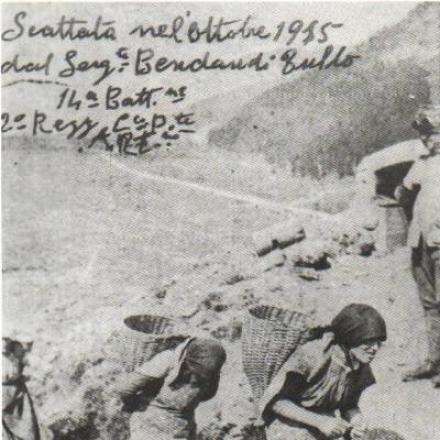 Portatrici di Timau in una foto del 1915. © Wikipedia - Militare italiano - public domain