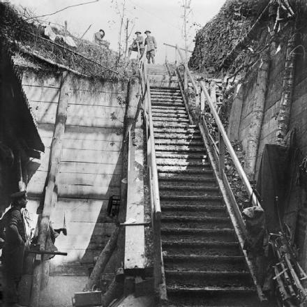 La Battaglia di Albert - La foto mostra  le scale che conducevano all'interno di un rifugio sotterraneo tedesco situato nel bosco di Bernafay, vicino a Montauban. Fonte: © IWM (Q 4307)