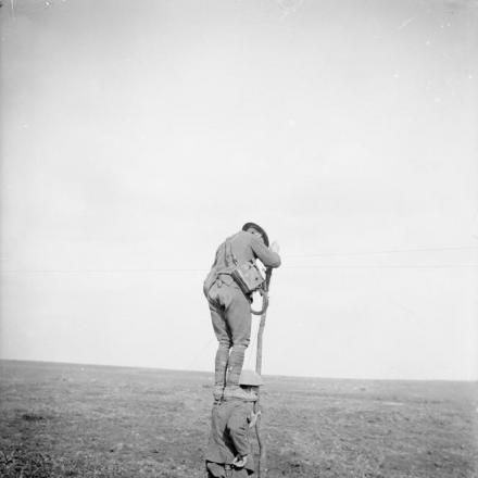 Militari britannici posano tracce del telefono - Fonte: © Imperial War Museum (Q 4374)