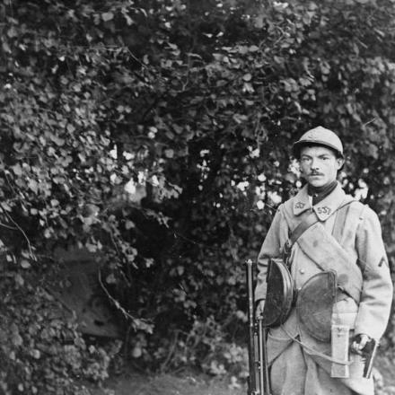 Mitragliatore francese del 53° Reggimento Fanteria - Fonte: © IWM (Q 55032)