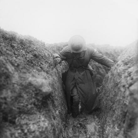 Ufficiale australiano nel fango delle trincee a Gueudecourt - Fonte: © IWM (E(AUS) 572)