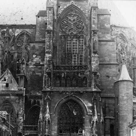 La seconda battaglia dell'Aisne. Danni inflitti dal fuoco dell'artiglieria britannica all'ingresso principale della Cattedrale di San Quintino.© IWM (Q 87849)