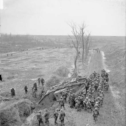 Prima battaglia di Scarpe. La fanteria britannica attorno a un carro armato abbandonato sulla strada Fampoux poco dopo che l'area fu dalla 4a divisione il 9 aprile 1917. (Q 6434)