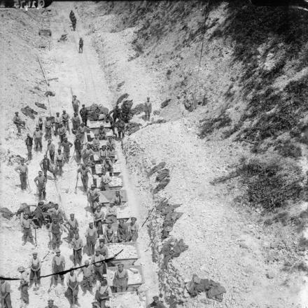 Truppe britanniche costruiscono una nuova ferrovia leggera, vicino ad Arras, il 28 giugno 1917.© IWM (Q 2475)