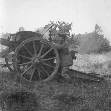 Soldato tedesco che opera un pezzo di artiglieria. © IWM (Q 93621)