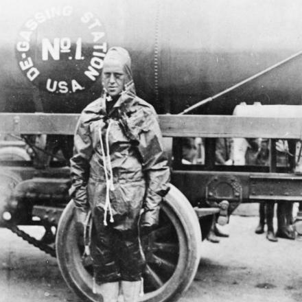 Un soldato dell'American Mobile Degassing Unit No 1. SOS con una tuta impermeabile a tenuta stagna indossata quando soccorre soldati colpiti dai gas Tours, 27 luglio 1918. © IWM (Q 60977)