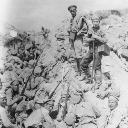 Il primo attacco delle truppe russe dopo la rivoluzione porta alla cattura di Dzikie Łany, una sommità fortificata a sud-ovest di Tarnopol, il 13 settembre 1917. © IWM Q 115197