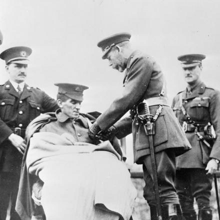 Il re Giorgio V decora il soldato Harry Christian del 2 ° battaglione  King's Own con la Victoria Cross, 18 settembre 1917. © IWM Q 54480