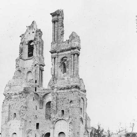 Chiesa in rovina a Mont-Saint-Eloi, 8 ottobre 1917. © IWM (Q 69682)