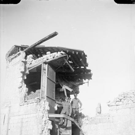Artiglieri in una casa in rovina vicino ad Arras usata come osservatorio, il 17 ottobre 1917. © IWM (Q 6091)