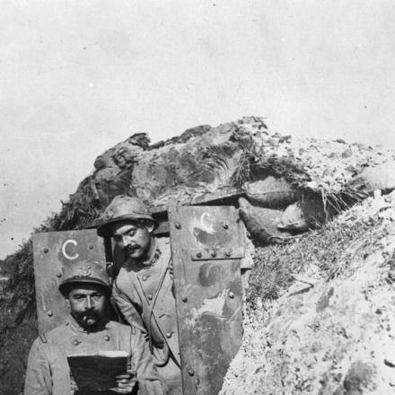 Truppe francesi in un posto di osservazione blindato in prima linea nel Plateau de Vauclerc (Aisne), ottobre 1917. © IWM (Q 80288)