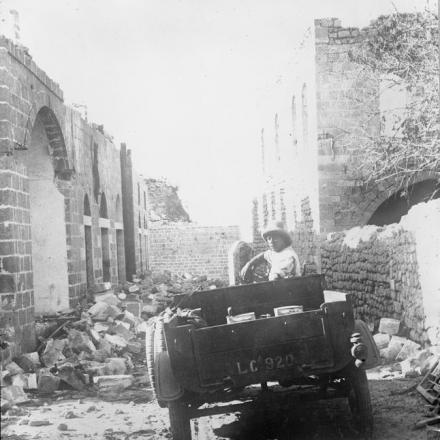 Un autista in una delle strade in rovina di Gaza dopo la conquista il 7 novembre 1917 © IWM (Q 12577)