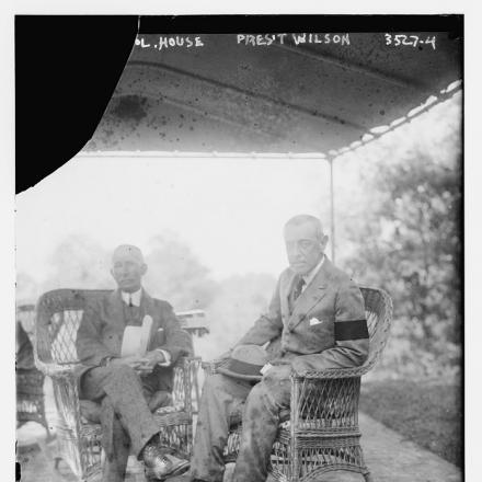  Il consigliere di Wilson per la politica europea Edward Mandell House, conosciuto come il Colonnello House, in una foto del 1915 con il Presidente. © Congress Library pnp_ggbain.19396