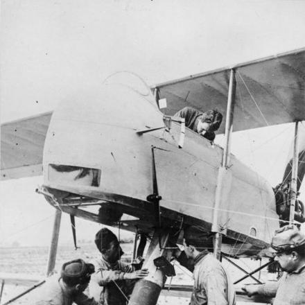 Il personale di terra posiziona una bomba su un aereo Farman dell'aeronautica militare francese. 11 novembre 1917 © IWM Q 113742