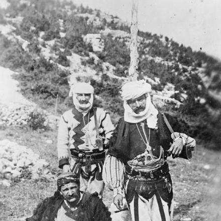 Soldati albanesi delle tribù Hotten e Clemeni che combattono a fianco dell'esercito austro-ungarico. © IWM Q 50354