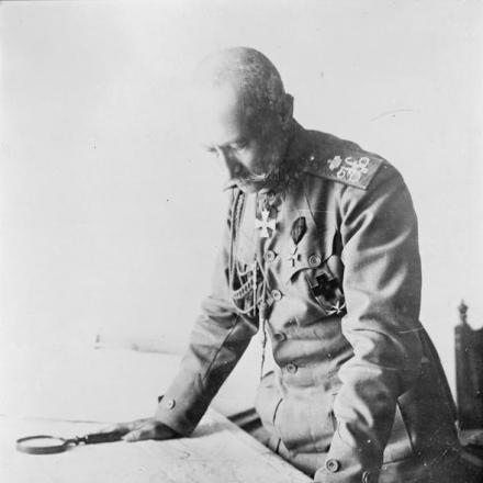 Il generale Aleksei Brusilov, ex C-in-C dell'esercito russo, fotografato il 19 novembre  1917 mentre studia una mappa durante le fasi finali della campagna russa. © IWM (Q 54534)