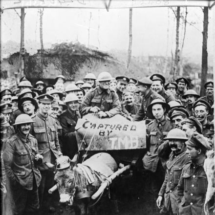 Truppe britanniche con un asino e un carretto che hanno trovato a Ribecourt, il 29 novembre 1917. Il cartello dice "Catturato da TMB" (probabilmente Trench Mortar Battery). © IWM (Q 6341)