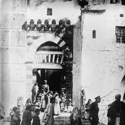 Il mercato di Hebron. Il 5 dicembre 1917 entrò per la prima volta a Hebron la pattuglia di veicoli leggeri n. 7 proveniente dal nord. Si scoprì che era stata evacuata dai turchi. © IWM Q 12598