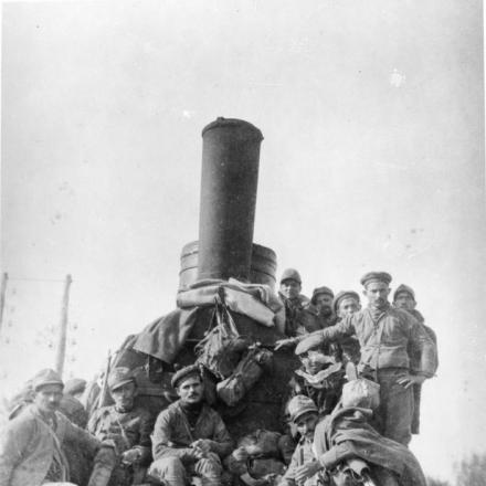 Truppe italiane su una locomotiva durante la ritirata. © IWM (Q 114386)