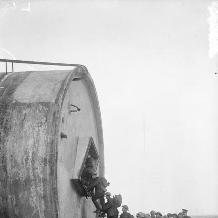 I cannonieri della Royal Artillery, 51a divisione entrano nel loro rifugio in una torre dell'acqua crollata a Riencourt, vicino a Bapaume, 5 gennaio 1918. © IWM Q 8392