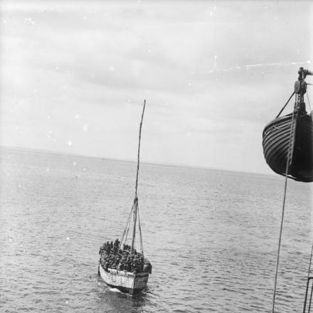 ampagna dell'Africa orientale tedesca. Truppe rimorchiate a fianco della nave militare Ingoma nel porto di Port Amelia. © IWM Q 15535