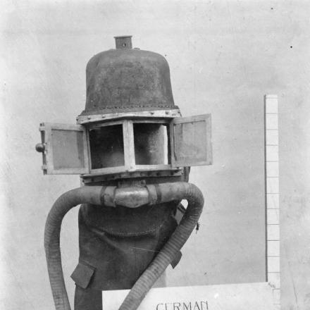 Casco utilizzato dalle truppe tedesche munite di lanciafiamme durante la prima guerra mondiale. © IWM Q 64459