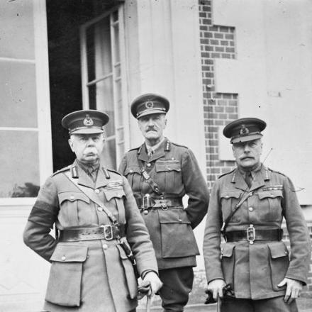 Il generale Sir Herbert Plumer, comandante della 2a armata, il generale Sir Herbert Lawrence, capo di stato maggiore e il feldmaresciallo Sir Douglas Haig in piedi sui gradini del quartier generale. © IWM Q 23665