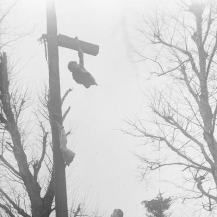 Un ufficiale osserva un crocefisso danneggiato da granate a St. Catherine, vicino ad Arras, 24 gennaio 1918.© IWM Q 10628