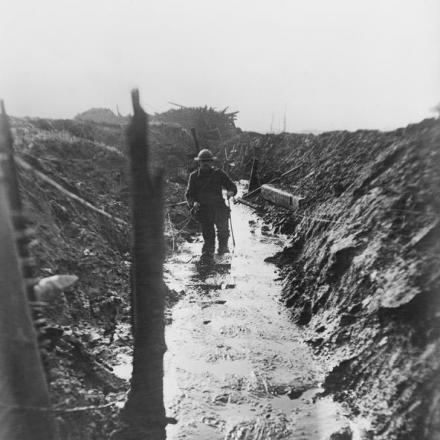 Fango viscido nella trincea delle comunicazioni in un'area esposta della linea del fronte. Vicino a La Brasse Ville il 25.01.18  © IWM E(AUS) 1497