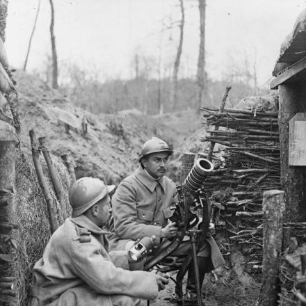 Truppe francesi che presidiano un mortaio nella trincea di fronte a La Ville-aux-Bois, 8 febbraio 1918.© IWM Q 70053