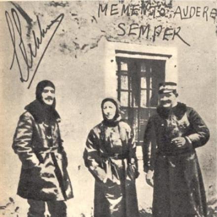 I principali protagonisti della beffa di Buccari: da sinistra Luigi Rizzo, Gabriele D'Annunzio e Costanzo Ciano © wikipedia. Author unknown public domain