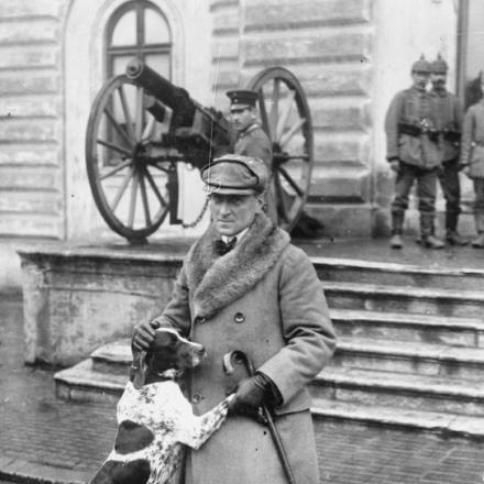 Il corrispondente di guerra tedesco Karl Rossner, con il suo cane, fuori dal Palazzo Reale di Bucarest. © IWM Q 52773