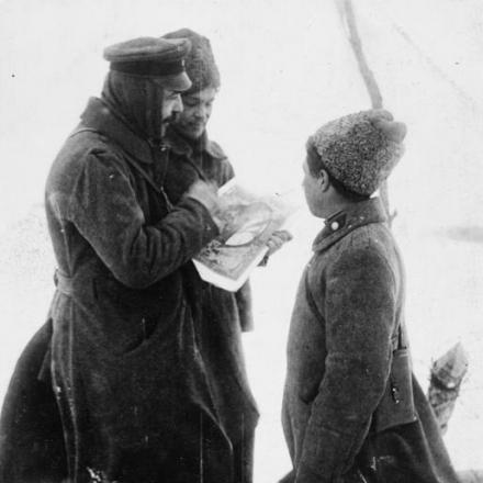 Soldati tedeschi e bolscevichi (uno dei quali minorenne) conversano nell'area del fiume Yaselda a Brest-Litovsk. © IWM Q 86856