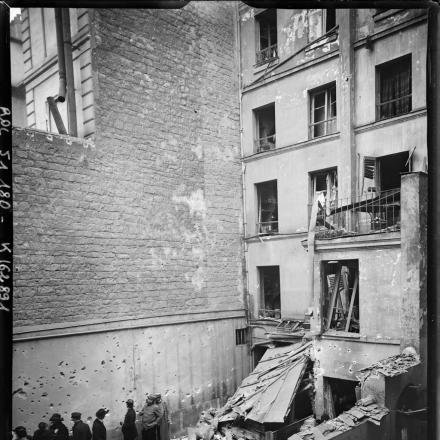 Raid aereo notturno a Parigi, rue Nollet 30. © BNF Gallica - Agence Rol ark_12148_btv1b530043178r