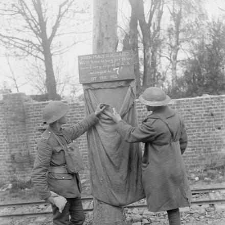 Un avviso di recupero e il sacco fornito per le munizioni di armi di piccolo calibro ad Annequin, aprile 1918. © IWM (Q 11500)