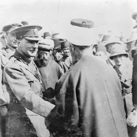Il governatore militare di Gerusalemme, Ronald Henry Amherst Storrs, accoglie un muftì durante il pellegrinaggio Nebi Musa a Gerusalemme, il 26 aprile 1918. © IWM (Q 12794)
