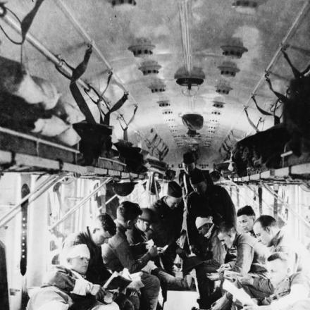 Soldati americani feriti che leggono libri a bordo di un treno di ambulanze a Horreville, il 26 aprile 1918. © IWM (Q 93186)
