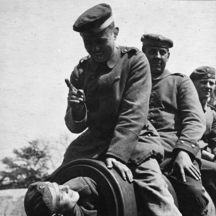 Soldati tedeschi posano felicemente sulla canna del lungo raggio Paris Gun (Paris-Geschütz) che bombardò Parigi durante l'offensiva di primavera, il 1 maggio 1918. © IWM (Q 87406) 