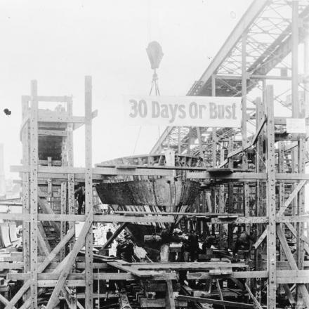 I progressi del primo giorno nella costruzione del cacciatorpediniere della torpediniera USS WARD a Mare Island (California), il 15 maggio 1918. La nave fu varata 17 giorni dopo la posa della chiglia. I progressi del primo giorno nella costruzione del cacciatorpediniere della torpediniera USS WARD a Mare Island (California), il 15 maggio 1918. La nave fu varata 17 giorni dopo la posa della chiglia. © IWM