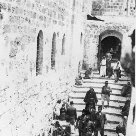 Il Governatore Militare di Gerusalemme alla Corte della Chiesa del Santo Sepolcro per assistere alla cerimonia della "Vigilia del Santo Fuoco", la vigilia di Pasqua, il 4 maggio 1918. © IWM (Q 12654)